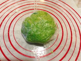 彩色蝴蝶面（蔬菜版）（10m+）,将絮状面粉揉成面团。切记面团不要太湿，否则后面就很难压成面片。