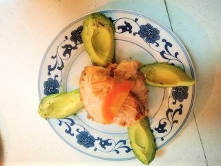 创新菜☺《三文鱼双拼》☺创意菜,把煎制完毕的三文鱼鱼片放入盘中，四周放入牛油果。然后，撒入适量盐和黑胡椒。OK~~~