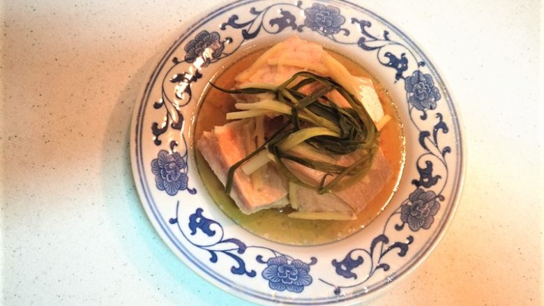 创新菜☺《三文鱼双拼》☺创意菜,同时，取出蒸煮完毕的三文鱼。