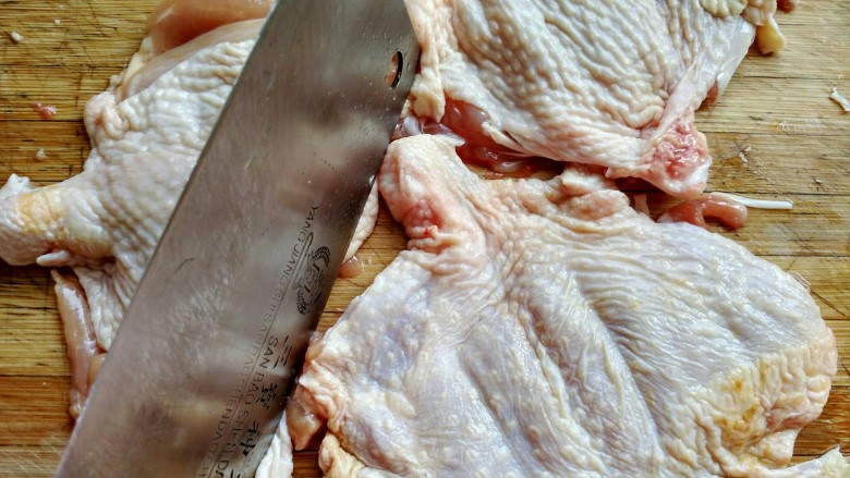 照烧鸡腿,用刀背将鸡肉敲松，并用牙签扎小孔便于入味。