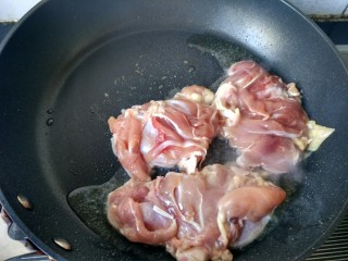 照烧鸡腿,将鸡腿肉放入锅内，肉皮朝下。