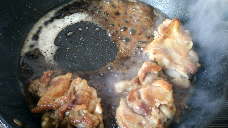 照烧鸡腿,鸡肉两面煎黄，倒入照烧汁，盖上锅盖，小火焖一会。