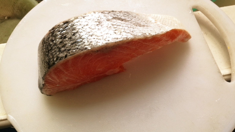 创新菜☺《三文鱼双拼》☺创意菜,选用中段三文鱼一块，洗净。