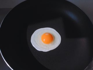 经典美式早餐,平底锅滴入几滴油，用厨房纸抹匀，打入鸡蛋，小火烘煎至蛋白熟透
