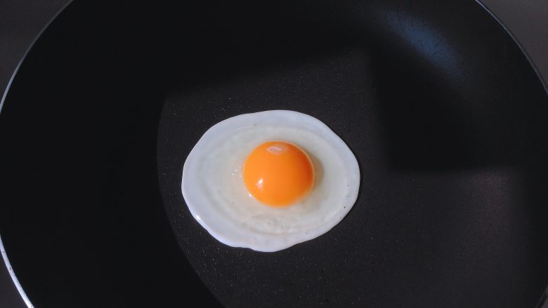 经典美式早餐,平底锅滴入几滴油，用厨房纸抹匀，打入<a style='color:red;display:inline-block;' href='/shicai/ 9'>鸡蛋</a>，小火烘煎至蛋白熟透
