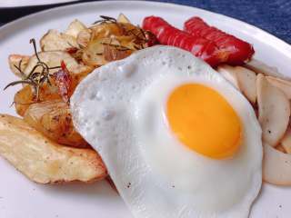 经典美式早餐,将太阳蛋与土豆、香肠和杏鲍菇一起装盘