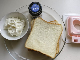 蓝莓奶酪口袋吐司,准备材料，鲜奶酪是用酸奶过滤掉乳清而来的，同时准备一个做口袋吐司的工具