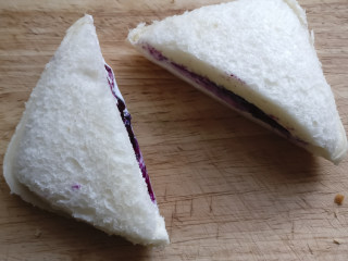 蓝莓奶酪口袋吐司,从对角线切开成三角形，也可以从中间切开成长方形