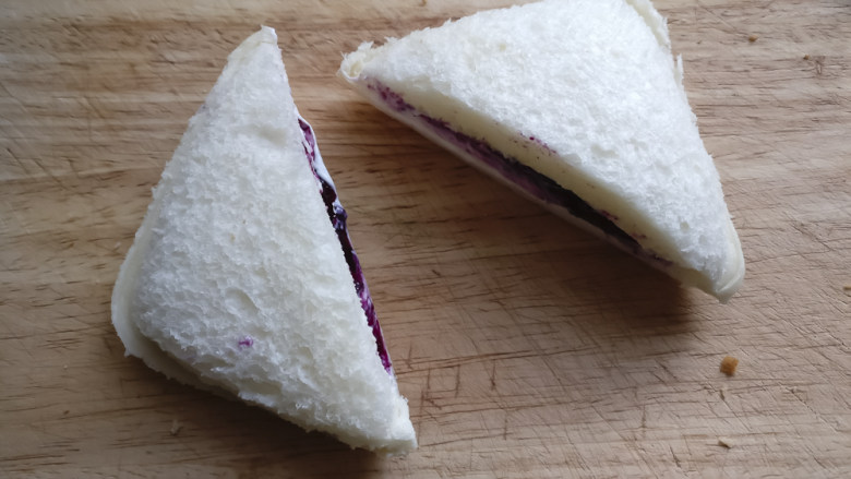 蓝莓奶酪口袋吐司,从对角线切开成三角形，也可以从中间切开成长方形