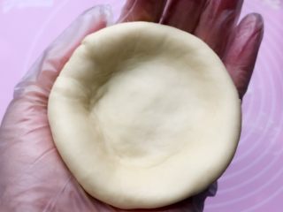 乡味+楠溪江麦饼,取一块面团，整成一个碗形的饼皮。（我们这叫麦饼凹）