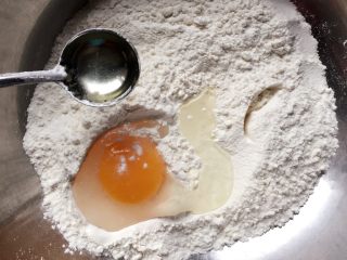乡味+楠溪江麦饼,先来和面：面粉中加一个鸡蛋液和一勺玉米油，再加入适量清水，边加边用筷子搅拌成絮状。