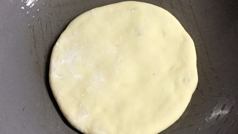 乡味+楠溪江麦饼,平底锅烧热，（锅中不需要放油）直接放入麦饼，中小火烙制。