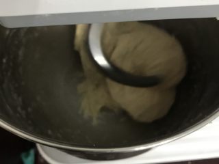 烫种全麦吐司,加入牛奶和烫种用厨师机三档揉成面团后