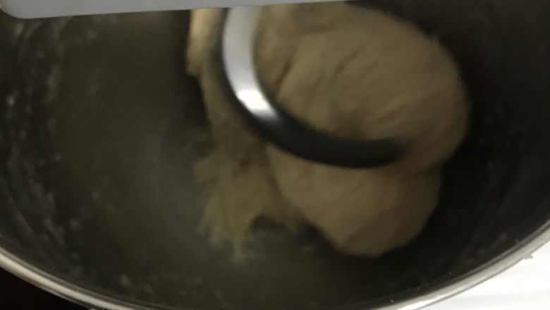 烫种全麦吐司,加入牛奶和烫种用厨师机三档揉成面团后