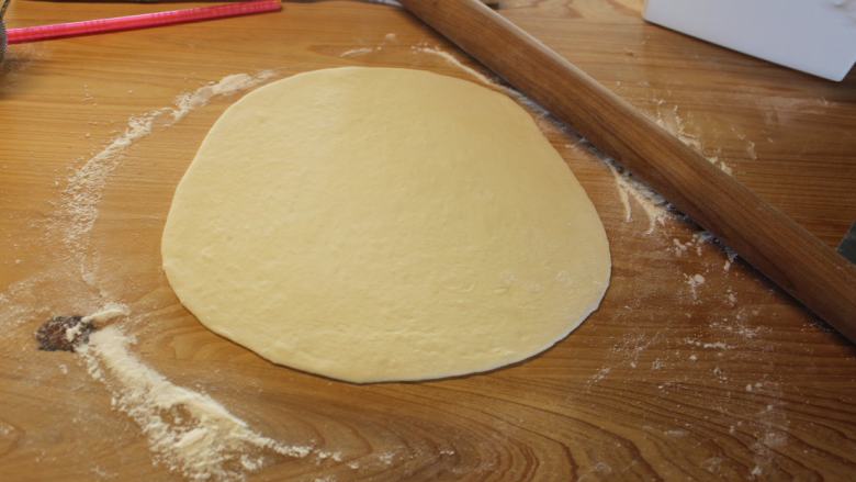 土耳其披萨,将面团杆成圆形薄皮。