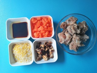 排骨烩二米饭,食材准备:排骨300克、胡萝卜50克、香菇20克、宝宝酱油适量、小米10克、大米30克