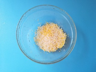 排骨烩二米饭,大米和小米放入一个比较大的碗里