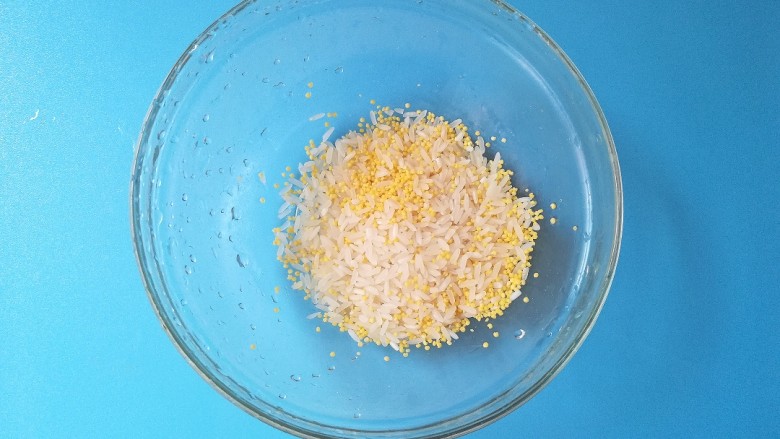 排骨烩二米饭,大米和小米放入一个比较大的碗里