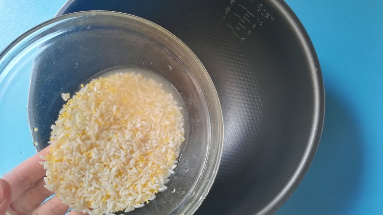 排骨烩二米饭,将小米大米倒入电压力锅中