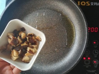 排骨烩二米饭,倒入香菇
