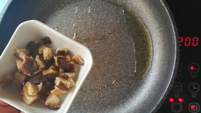 排骨烩二米饭,倒入香菇