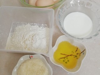 新手也能做的——柔软戚风蛋糕（8寸）,准备好所有材料，低粉最好过筛一遍，配方里用的是后蛋法，蛋黄糊是不用加糖的。60克糖是全部加蛋白中的。
