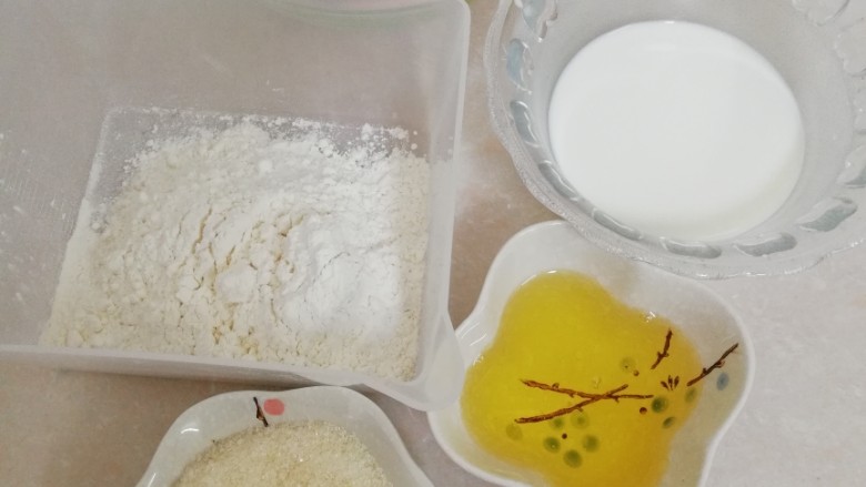 新手也能做的——柔软戚风蛋糕（8寸）,准备好所有材料，低粉最好过筛一遍，配方里用的是后蛋法，蛋黄糊是不用加糖的。60克糖是全部加蛋白中的。
