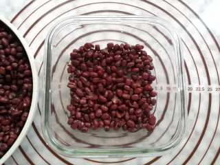 糖渍蜜红豆,另外一部分红豆来个懒人版的糖渍蜜豆，适合用来搭配糖水或者芋圆类甜品，把煮好的红豆放干净的玻璃碗里，铺薄一点