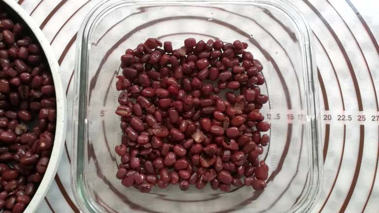 糖渍蜜红豆,另外一部分红豆来个懒人版的糖渍蜜豆，适合用来搭配糖水或者芋圆类甜品，把煮好的红豆放干净的玻璃碗里，铺薄一点