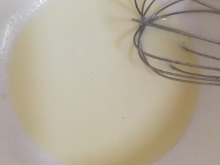 新手也能做的——柔软戚风蛋糕（8寸）,把牛奶和色拉油倒入到一个大碗里，手动打蛋器搅合均匀，搅合到发白就行。
