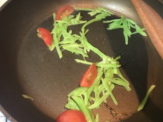 香煎银鳕鱼,番茄切成小块，青笋丝少许油煎一下，放一小撮盐即可。