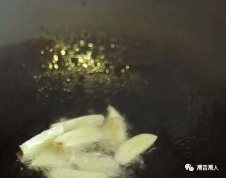 豆酱水煮沙尖鱼,❥ 热锅，倒入适量的油，放入切好的蒜片，爆炒