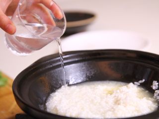 腊味煲仔饭,3、加入1：1.5的水，倒入锅中，盖上盖子焖煮到边缘冒泡，水开就可以。