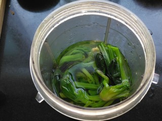 菠菜蝴蝶面,煮过的菠菜放入料理机里加适量水，打成菠菜糊
