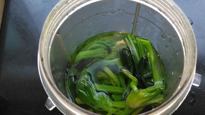 菠菜蝴蝶面,煮过的菠菜放入料理机里加适量水，打成菠菜糊