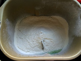 菠菜蝴蝶面,加入300克面粉。这个量和出来面软硬正好，适合擀面，不过各自的面粉吸水性不同，可以适当增减水量