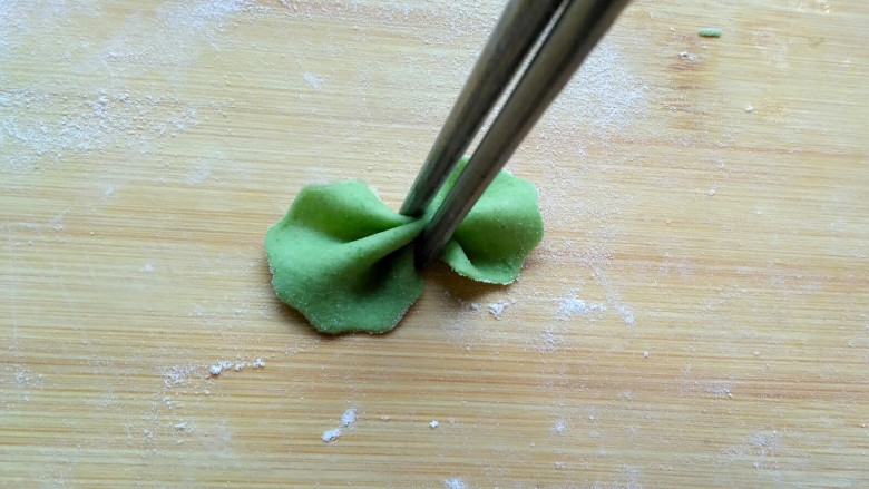 菠菜蝴蝶面,用筷子在中间夹一下，不要太使劲会夹断。剩下的边边角角在揉成面团擀成薄饼，重复上述步骤，做成蝴蝶面……
