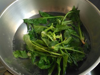 菠菜蝴蝶面,开水煮一分钟，去除部分草酸