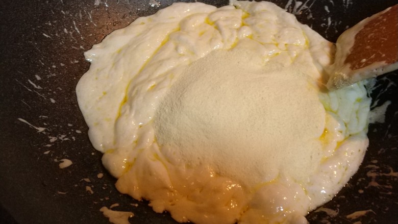 雪花酥,加入奶粉拌匀，会看到棉花糖会明显收缩