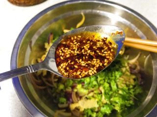 牛百叶炝拌洋葱,一汤匙事先炸好的辣椒油（盐+五香粉+四川麻椒）。