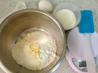 奶香玉米饼,准备好食材，把玉米粉、面粉和绵白糖放在盆里搅拌均匀。