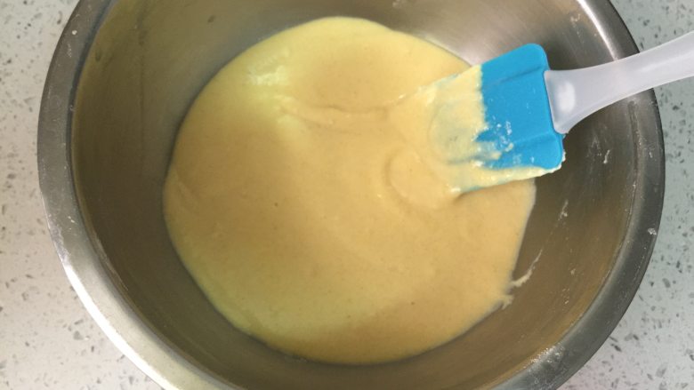 奶香玉米饼, 把牛奶和干性材料搅拌均匀。