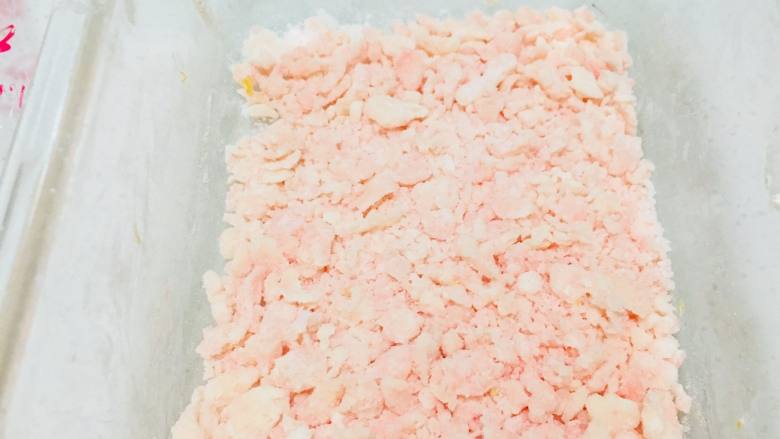 草莓魔法棒,利用发酵时间，将酥粒材料搓成小颗粒。放入冰箱冷藏备用。