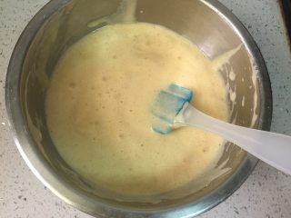 奶香玉米饼,把打发的鸡蛋液倒入玉米面糊中，翻拌均匀，不要划圈，不要拌太久，避免消泡。