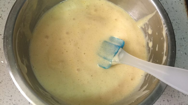 奶香玉米饼,把打发的鸡蛋液倒入玉米面糊中，翻拌均匀，不要划圈，不要拌太久，避免消泡。