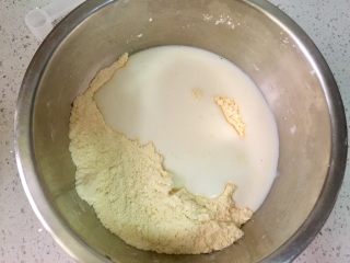 奶香玉米饼, 把牛奶和干性材料搅拌均匀。