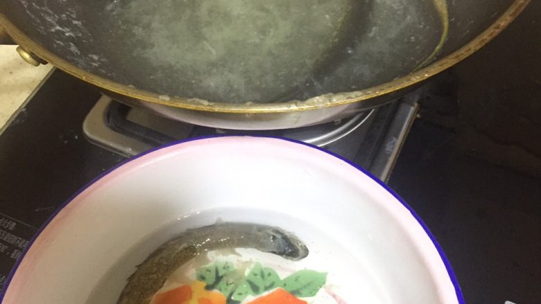 电饭锅煮出台山黄鳝饭的美味,汆熟捞出放入冷水中，洗净黄鳝表面的一层黏液，不过据说这个黏液具有很好的蛋白质，如果不介意可以不洗。