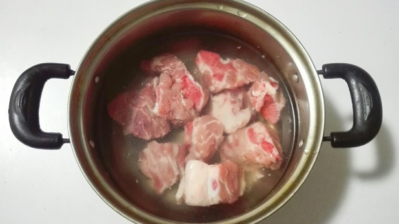 花椒海鲜菇滚刀胡萝卜块杂骨汤,杂骨冷水一起放进锅里