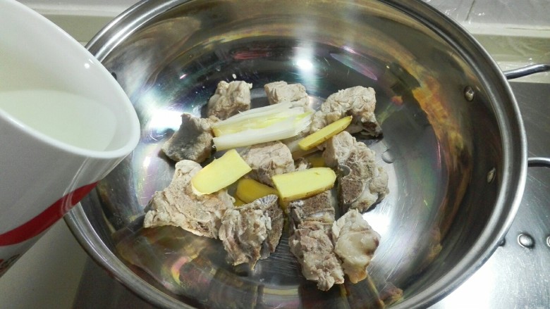 花椒海鲜菇滚刀胡萝卜块杂骨汤,放适量热水烧开