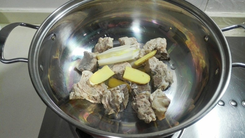 花椒海鲜菇滚刀胡萝卜块杂骨汤,放姜片下锅